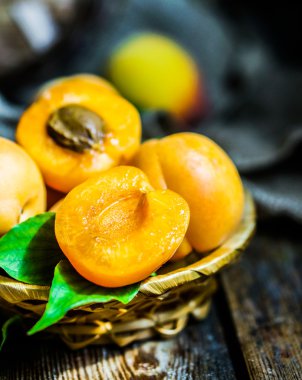 rustik ahşap zemin üzerine kayısı