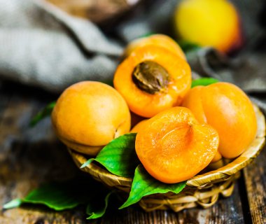 rustik ahşap zemin üzerine kayısı