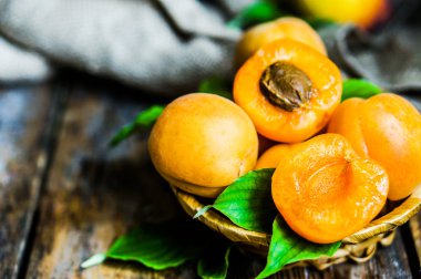 rustik ahşap zemin üzerine kayısı