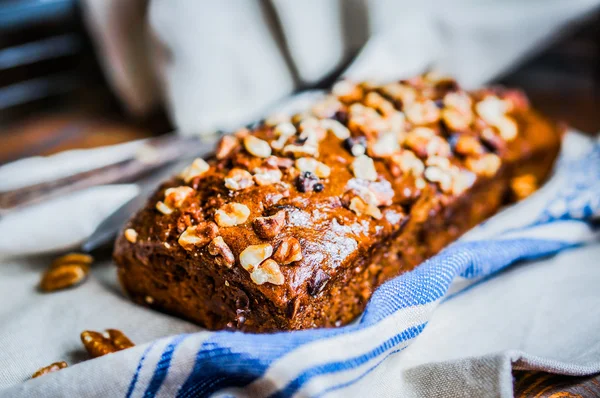 Hausgemachter Nusskuchen auf hölzernem Hintergrund — Stockfoto