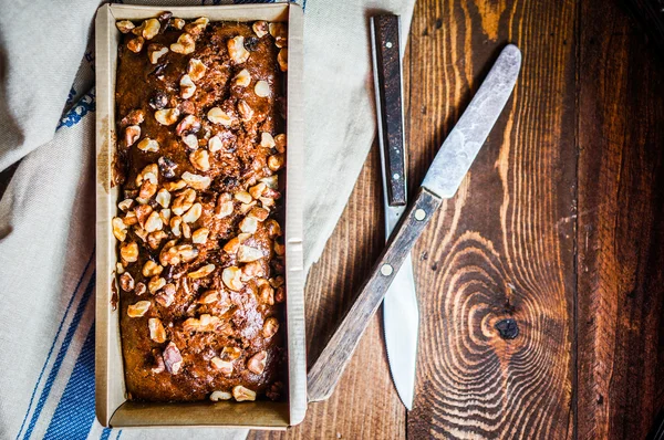 Домашний ореховый торт на деревянном фоне — стоковое фото
