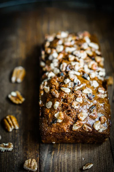 Pastel de nuez casera sobre fondo de madera — Foto de Stock