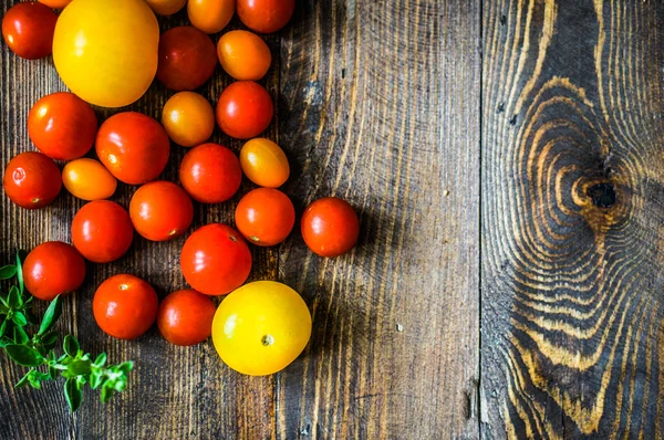 Tomates coloridos sobre fondo rústico — Foto de Stock