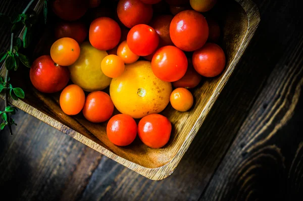 Tomates coloridos sobre fondo rústico — Foto de Stock