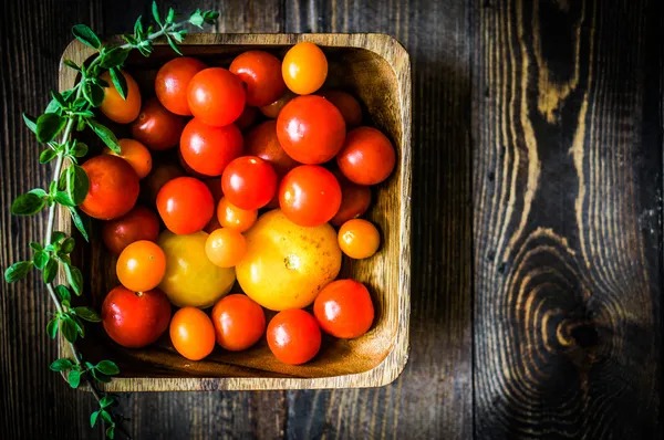 Tomates coloridos sobre fondo rústico —  Fotos de Stock