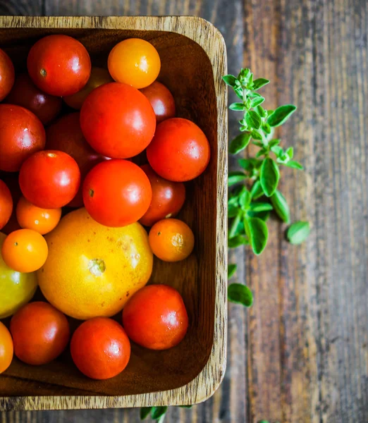 Tomates coloridos sobre fondo rústico — Foto de Stock
