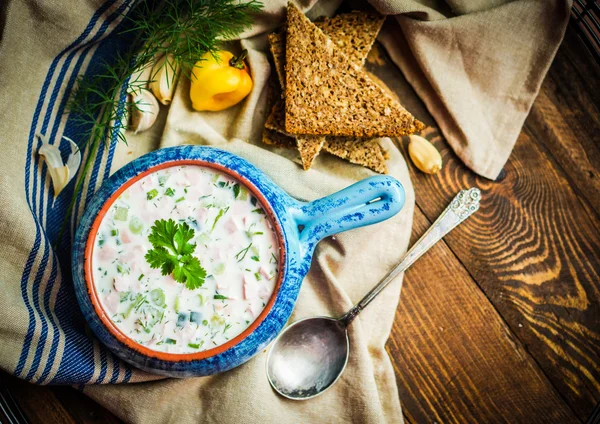 Soupe froide d'été sur fond rustique — Photo