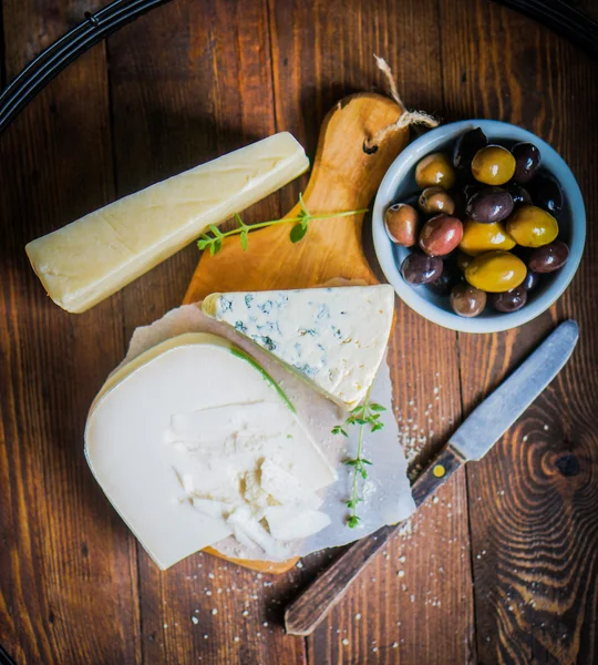 Diverse ost på trä bakgrund — Stockfoto