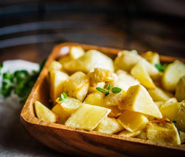 Bakad potatis på trä bakgrund — Stockfoto