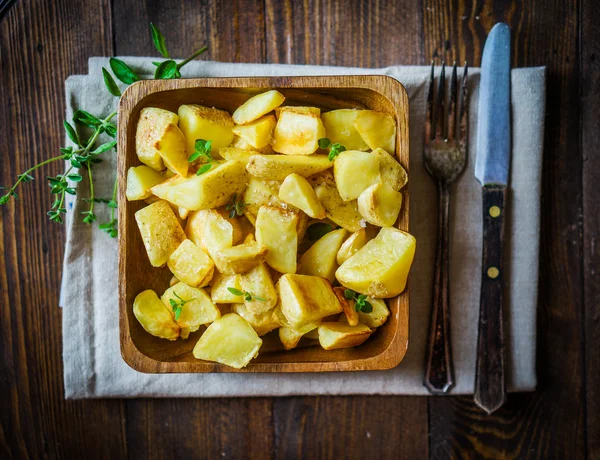 Pommes de terre cuites au four sur fond bois — Photo