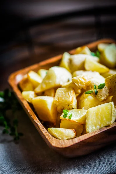 Sült burgonyával, fából készült háttér — Stock Fotó