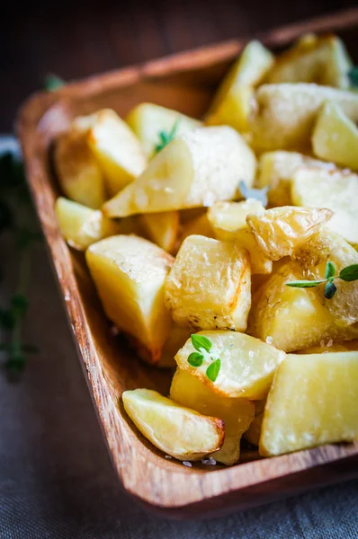 Gebakken aardappelen op houten achtergrond — Stockfoto