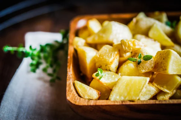 Bratkartoffeln auf Holzgrund — Stockfoto