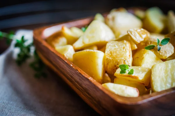 Ahşap zemin üzerinde fırında patates — Stok fotoğraf