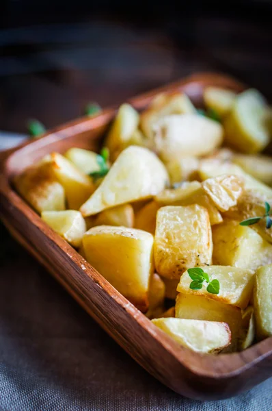 Gebakken aardappelen op houten achtergrond — Stockfoto