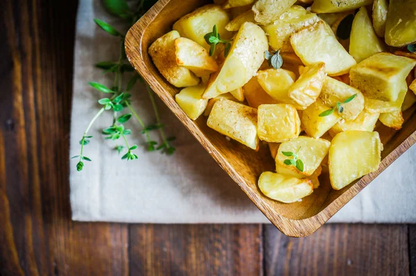 Gebakken aardappelen op houten achtergrond — Stockfoto