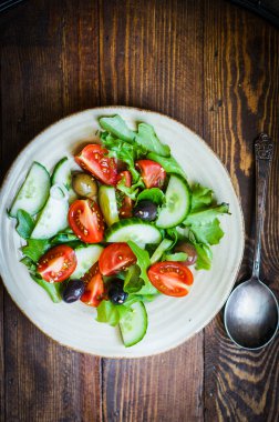 ahşap zemin üzerinde sebze salatası