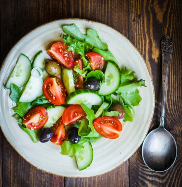 ahşap zemin üzerinde sebze salatası