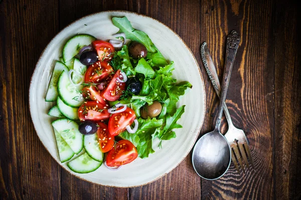 Salada de legumes em fundo de madeira — Fotografia de Stock