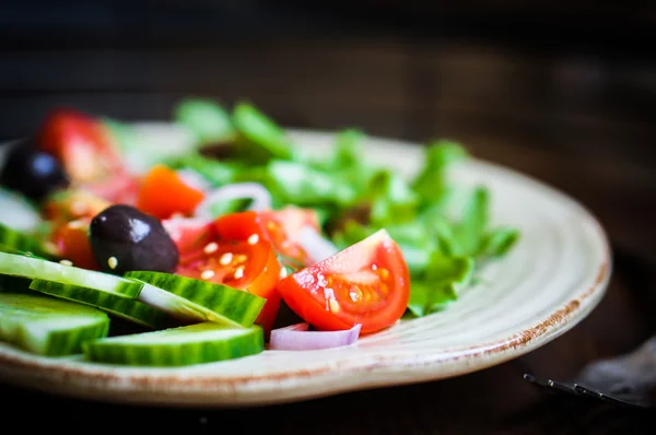 Salade de légumes sur fond bois — Photo