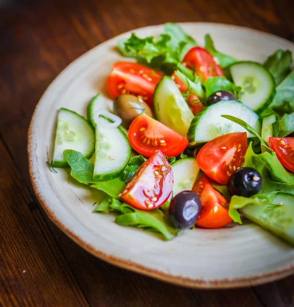 Salade de légumes sur fond bois — Photo