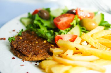 biftek ile kızarmış patates ve salata