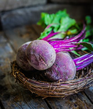 ahşap arka plan üzerinde kırmızı pancar