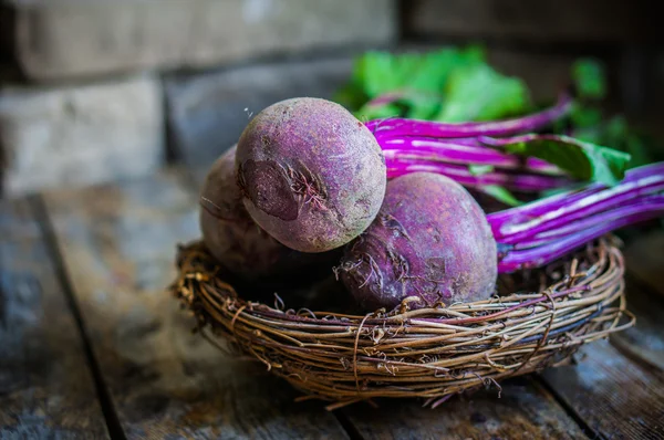 Rote Bete auf Holzgrund — Stockfoto