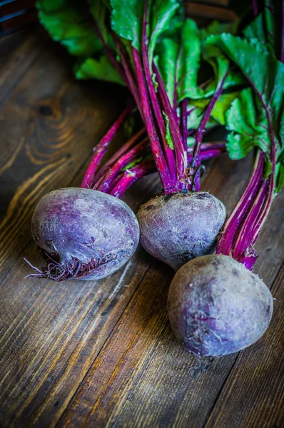 Rote Bete auf Holzgrund — Stockfoto