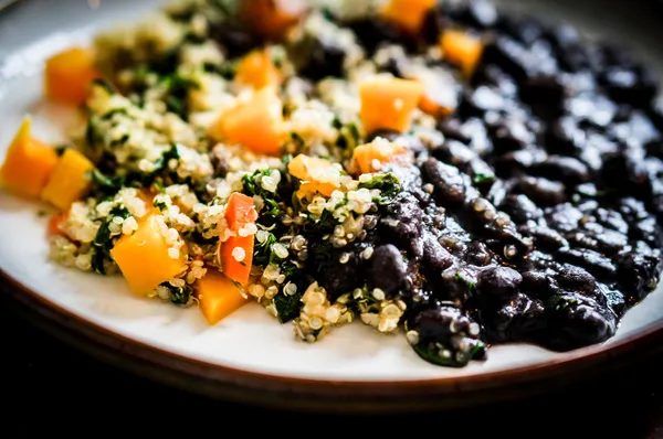 Quinoa con verduras y frijoles negros — Foto de Stock