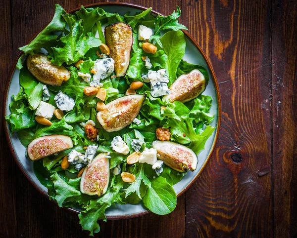 Grüner Salat mit Feigen, Käse und Nüssen — Stockfoto