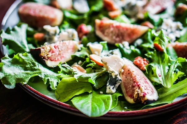 Grüner Salat mit Feigen, Käse und Nüssen — Stockfoto