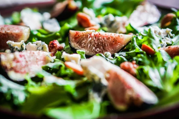 Green salad with figs,cheese and nuts — Stock Photo, Image