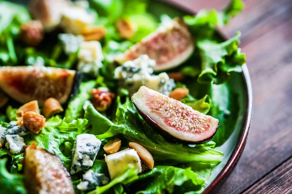 Incir, peynir ve ceviz yeşil salata — Stok fotoğraf