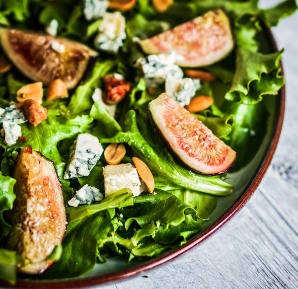 Zielona sałatka z fig, serem i orzechami — Zdjęcie stockowe
