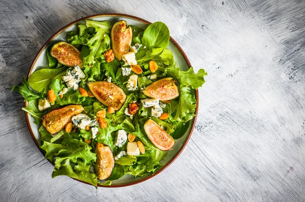 Зеленый салат с инжиром, сыром и орехами — стоковое фото