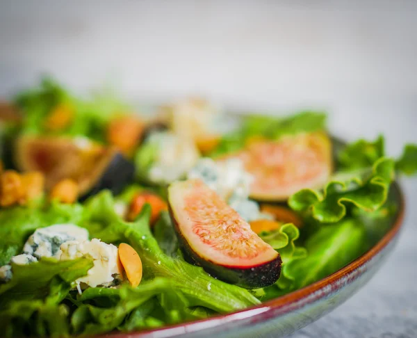 Salada verde com figos, queijo e nozes — Fotografia de Stock