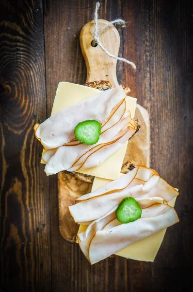 Sandwich with sliced chicken on whole grain bread — Stock Photo, Image