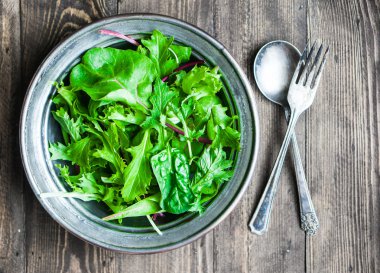 rustik zemin üzerine yeşil salata