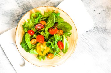 yeşil renkli domates salatası