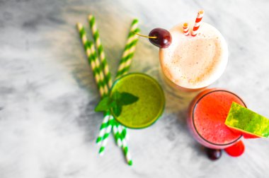 renkli yüzlü kokteyller