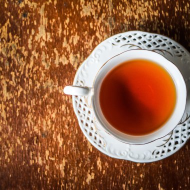 ahşap zemin üzerinde çay