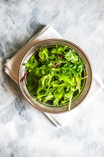 A rusztikus háttér zöld saláta — Stock Fotó