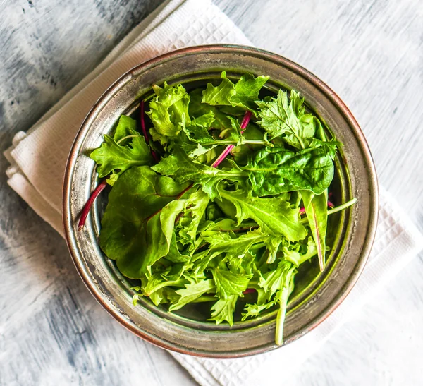 Insalata verde su sfondo rustico — Foto Stock