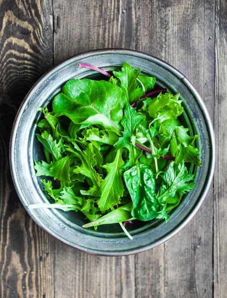 Salada verde em fundo rústico — Fotografia de Stock