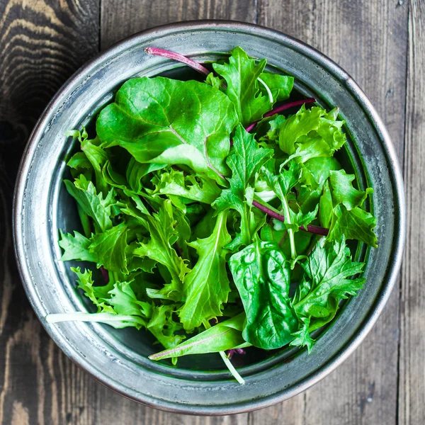 Grüner Salat auf rustikalem Hintergrund — Stockfoto