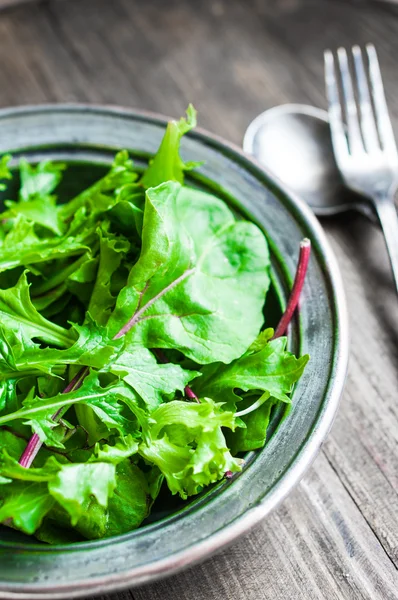 Grüner Salat auf rustikalem Hintergrund — Stockfoto