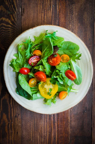 Grüner Salat mit bunten Tomaten — Stockfoto