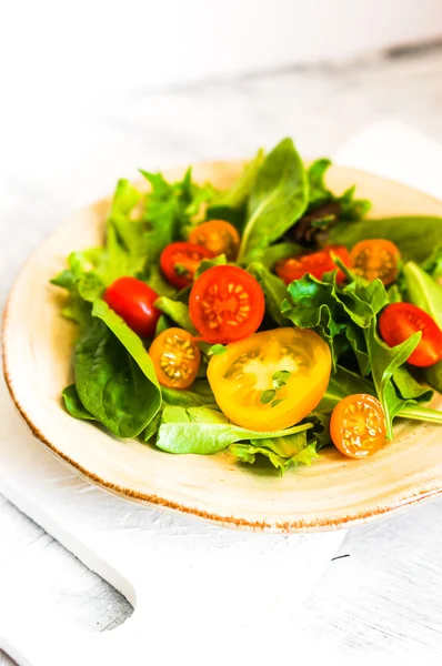 Grüner Salat mit bunten Tomaten — Stockfoto