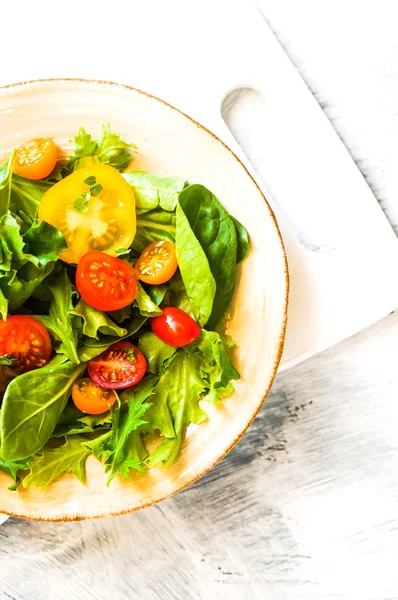 Grüner Salat mit bunten Tomaten — Stockfoto